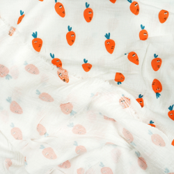 Doppel-Gaze mit Karottenmuster auf weißem Hintergrund