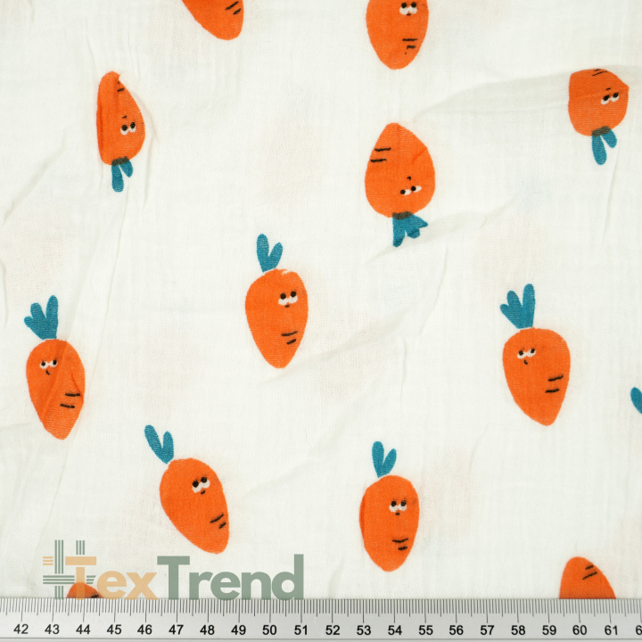 Doppel-Gaze mit Karottenmuster auf weißem Hintergrund