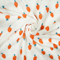 Doppel-Gaze mit Karottenmuster auf weißem Hintergrund