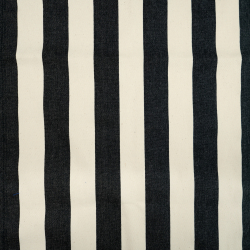 Liegegewebe mit schwarzen Streifen auf ecrufarbenem Hintergrund