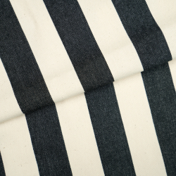 Liegegewebe mit schwarzen Streifen auf ecrufarbenem Hintergrund