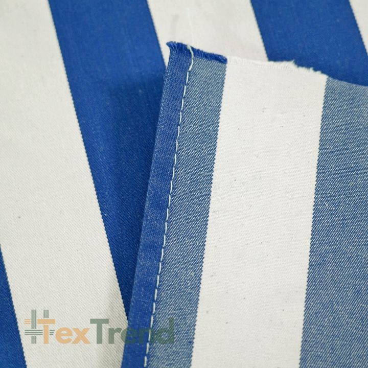 Liegegewebe mit blauen Streifen auf ecrufarbenem Hintergrund