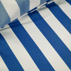 Liegegewebe mit blauen Streifen auf ecrufarbenem Hintergrund