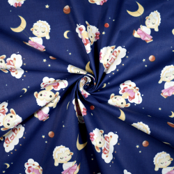 100% Baumwolle mit Schafmotiven auf dunkelblauem Hintergrund