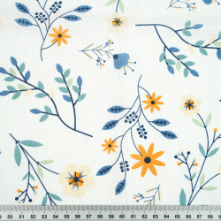 100% Baumwolle mit Blumen auf Salbeizweigen vor weißem Hintergrund