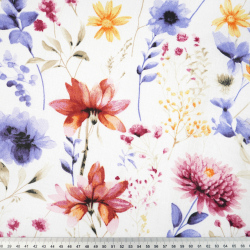 100% Baumwolle mit rot-violetten Blumen auf weißem Hintergrund