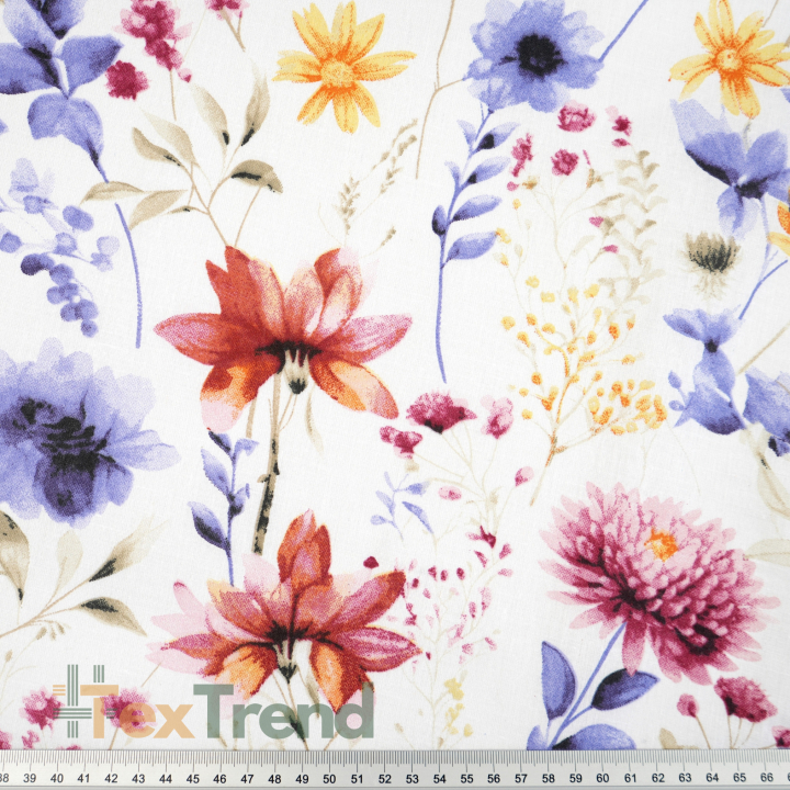 100% Baumwolle mit rot-violetten Blumen auf weißem Hintergrund