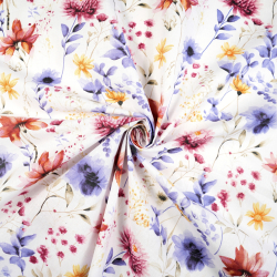 100% Baumwolle mit rot-violetten Blumen auf weißem Hintergrund