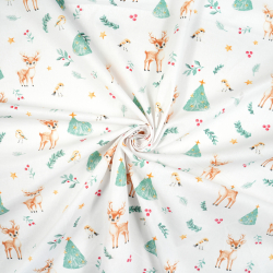 100% Baumwolle mit Weihnachtsmuster von Rehen und Tannenbäumen auf weißem Hintergrund