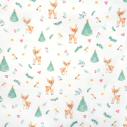100% Baumwolle mit Weihnachtsmuster von Rehen und Tannenbäumen auf weißem Hintergrund