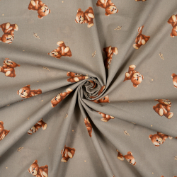 100% Baumwolle mit Bären und Zweigen auf braunem Hintergrund