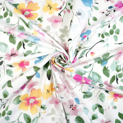 100% Baumwolle mit fuchsiengelben Blumen und grünen Blättern auf weißem Hintergrund