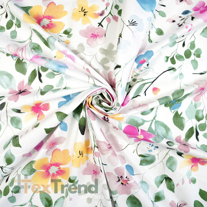 100% Baumwolle mit fuchsiengelben Blumen und grünen Blättern auf weißem Hintergrund