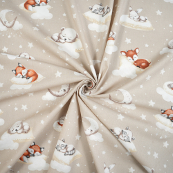 100% Baumwolle schlafende Tiere auf Kissen auf beigem Hintergrund