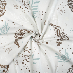 100% Baumwolle mit salbeigrünen und braunen Blättern auf hellgrauem Hintergrund