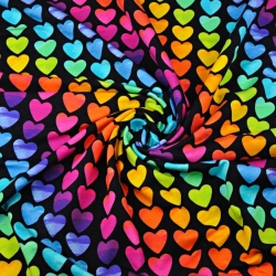 Baumwoll French Terry Stoff - bunte Herzen auf schwarzem Hintergrund