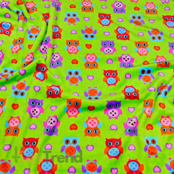 Kuschelfleece Stoff – Kinder Muster -  bunte Eulen auf grünem Hintergrund