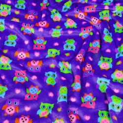 Kuschelfleece Stoff – Kinder Muster -  bunte Eulen auf violettem Hintergrund