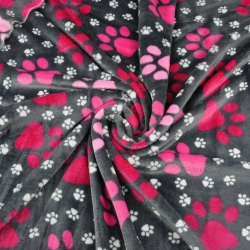Kuschelfleece Stoff – Kinder Muster - rosa Pfoten auf grauem Hintergrund