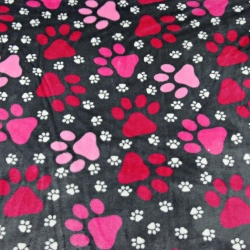 Kuschelfleece Stoff – Kinder Muster - rosa Pfoten auf grauem Hintergrund