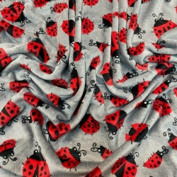 Kuschelfleece Stoff – Kinder Muster - rote Marienkäfer auf grauem Hintergrund