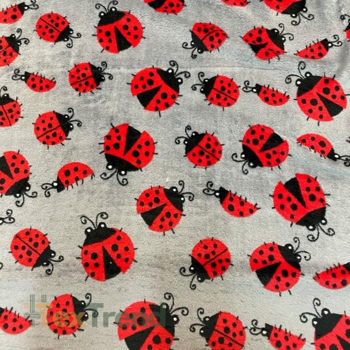 Kuschelfleece Stoff – Kinder Muster - rote Marienkäfer auf grauem Hintergrund