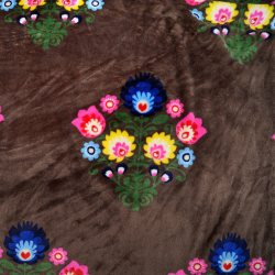 Kuschelfleece Stoff – Kinder Muster - mit farbigem Łowicki-Muster auf braunem Hintergrund