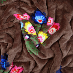 Kuschelfleece Stoff – Kinder Muster - mit farbigem Łowicki-Muster auf braunem Hintergrund