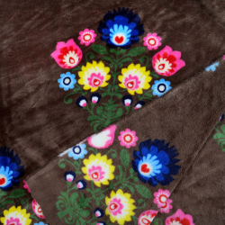 Kuschelfleece Stoff – Kinder Muster - mit farbigem Łowicki-Muster auf braunem Hintergrund