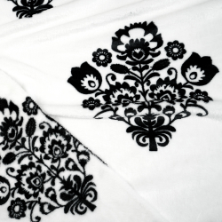 Kuschelfleece Stoff – Kinder Muster - mit schwarzem Łowicz-Muster auf weißem Hintergrund