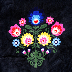 Kuschelfleece Stoff – Kinder Muster - farbigem Łowicki-Muster auf schwarzem Hintergrund