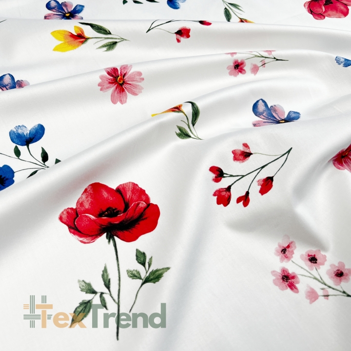 Bunte Baumwollsatin mit Blumenmuster auf weißem Hintergrund