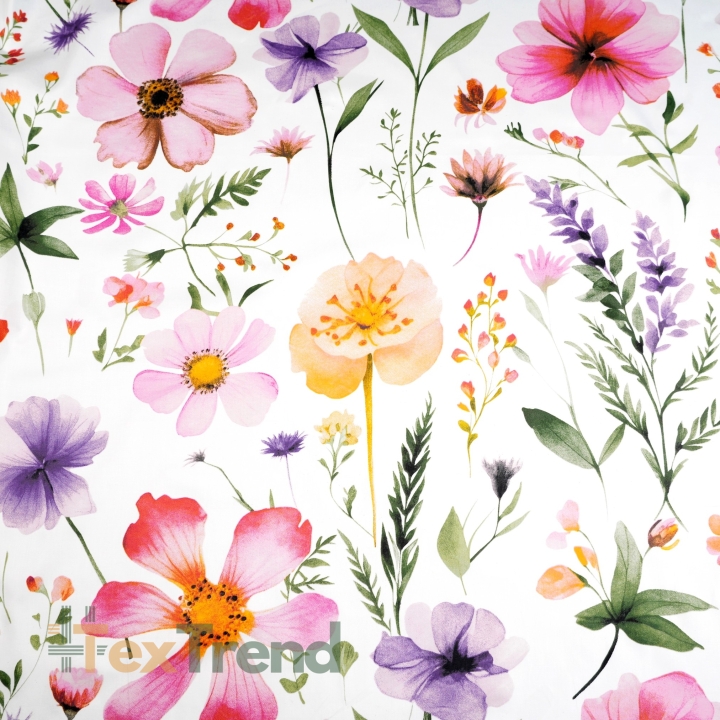 Baumwollsatin mit Blumenmuster in rosa, aprikose und lila auf weißem Hintergrund