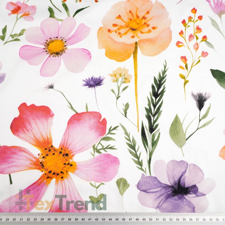 Baumwollsatin mit Blumenmuster in rosa, aprikose und lila auf weißem Hintergrund