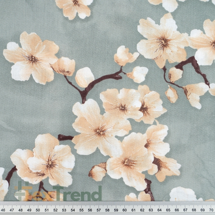 100% Baumwolle Kirschblüte Beige auf salbeifarbenem Hintergrund