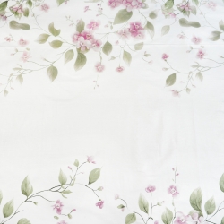 100% Baumwolle mit blassrosa Blumen und Blättern auf weißem Hintergrund