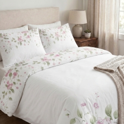 100% Baumwolle mit blassrosa Blumen und Blättern auf weißem Hintergrund