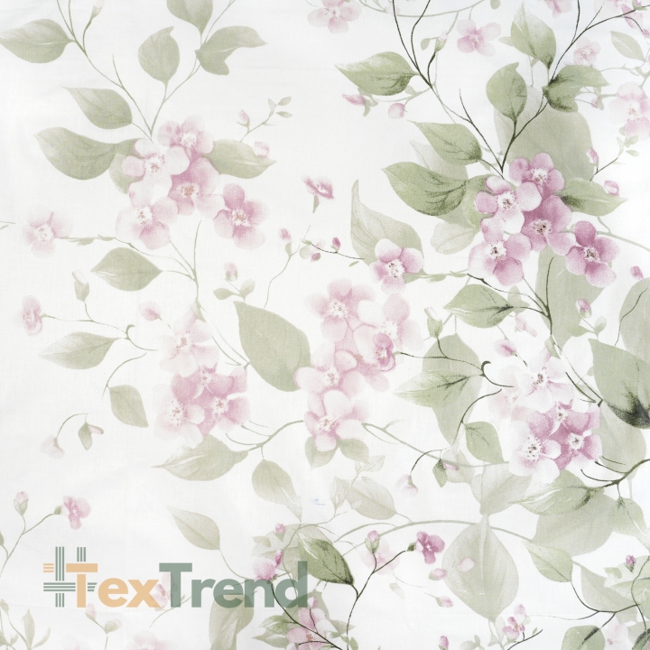 100% Baumwolle mit blassrosa Blumen und Blättern auf weißem Hintergrund